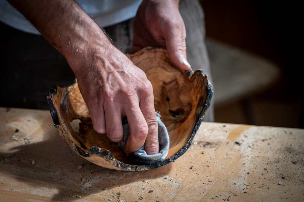 Holzschüssel wird im Atelier geölt um das Holz haltbar und schön zu machen