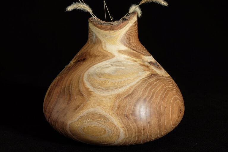 Vase mit Naturrand aus Akazie