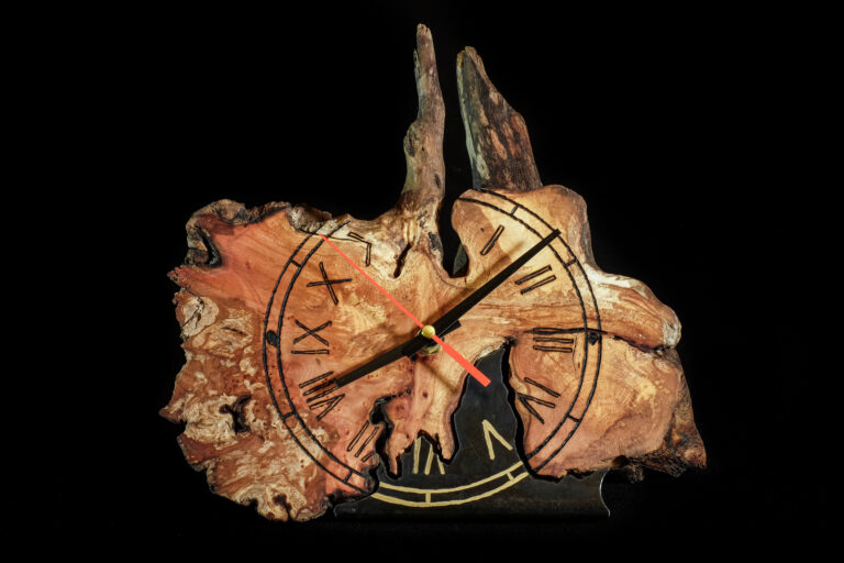 Uhr aus Holz (Wurzelholz) mit Metallteilen und Uhrwerk