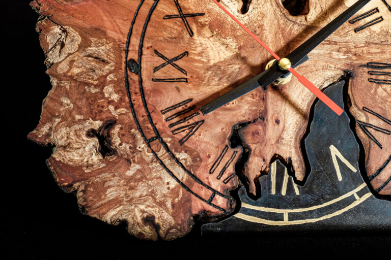 Uhr aus Holz (Wurzelholz) mit Metallteilen und Uhrwerk